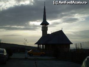 [P18] O biserică din lemn lângă Complexul Montana. Rog scuzați calitatea pozei. Este contre-jour deoarece la acea oră din zi ne aflam acolo.  » foto by Mihai18
 - 
<span class="allrVoted glyphicon glyphicon-heart hidden" id="av675098"></span>
<a class="m-l-10 hidden" id="sv675098" onclick="voting_Foto_DelVot(,675098,5515)" role="button">șterge vot <span class="glyphicon glyphicon-remove"></span></a>
<a id="v9675098" class=" c-red"  onclick="voting_Foto_SetVot(675098)" role="button"><span class="glyphicon glyphicon-heart-empty"></span> <b>LIKE</b> = Votează poza</a> <img class="hidden"  id="f675098W9" src="/imagini/loader.gif" border="0" /><span class="AjErrMes hidden" id="e675098ErM"></span>