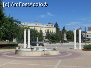 [P16] Ieșire din Parcul Dunării spre Piața Centrală (în fundal clădirea Galeriei de Artă) - Silistra.  » foto by tata123 🔱
 - 
<span class="allrVoted glyphicon glyphicon-heart hidden" id="av919727"></span>
<a class="m-l-10 hidden" id="sv919727" onclick="voting_Foto_DelVot(,919727,5649)" role="button">șterge vot <span class="glyphicon glyphicon-remove"></span></a>
<a id="v9919727" class=" c-red"  onclick="voting_Foto_SetVot(919727)" role="button"><span class="glyphicon glyphicon-heart-empty"></span> <b>LIKE</b> = Votează poza</a> <img class="hidden"  id="f919727W9" src="/imagini/loader.gif" border="0" /><span class="AjErrMes hidden" id="e919727ErM"></span>