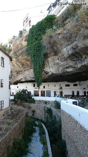 [P22] Strada de pe malul râului, în Setenil de las Bodegas » foto by iuliaen
 - 
<span class="allrVoted glyphicon glyphicon-heart hidden" id="av552452"></span>
<a class="m-l-10 hidden" id="sv552452" onclick="voting_Foto_DelVot(,552452,5753)" role="button">șterge vot <span class="glyphicon glyphicon-remove"></span></a>
<a id="v9552452" class=" c-red"  onclick="voting_Foto_SetVot(552452)" role="button"><span class="glyphicon glyphicon-heart-empty"></span> <b>LIKE</b> = Votează poza</a> <img class="hidden"  id="f552452W9" src="/imagini/loader.gif" border="0" /><span class="AjErrMes hidden" id="e552452ErM"></span>