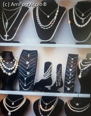 [P06] Orasul este renumit in intreaga lume datorita unei traditii artizanale unice: perlele de Ohrid, despre care se spune ca au o stralucire vesnica. Bijuteriile din argint cu perle sunt create printr-un proces vechi, pastrat cu grija de cateva familii din zona, care transforma solzii unui soi endemic de oblete (Coregonus), in perle spectaculoase. Perlele de Ohrid sunt perle artificiale, solzii pestelui avand proprietati speciale, care permit crearea unui strat sidefat ce imita stralucirea perlelor naturale. » foto by geani anto
 - 
<span class="allrVoted glyphicon glyphicon-heart hidden" id="av1529377"></span>
<a class="m-l-10 hidden" id="sv1529377" onclick="voting_Foto_DelVot(,1529377,5763)" role="button">șterge vot <span class="glyphicon glyphicon-remove"></span></a>
<a id="v91529377" class=" c-red"  onclick="voting_Foto_SetVot(1529377)" role="button"><span class="glyphicon glyphicon-heart-empty"></span> <b>LIKE</b> = Votează poza</a> <img class="hidden"  id="f1529377W9" src="/imagini/loader.gif" border="0" /><span class="AjErrMes hidden" id="e1529377ErM"></span>