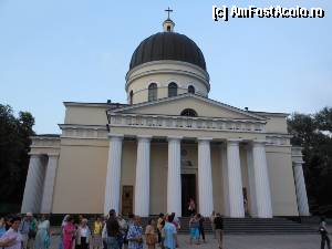 [P04] Chisinau - Grupul de romani in fata bisericii Catedralei 'Nasterea Domnului'.  » foto by iulianic
 - 
<span class="allrVoted glyphicon glyphicon-heart hidden" id="av355101"></span>
<a class="m-l-10 hidden" id="sv355101" onclick="voting_Foto_DelVot(,355101,5834)" role="button">șterge vot <span class="glyphicon glyphicon-remove"></span></a>
<a id="v9355101" class=" c-red"  onclick="voting_Foto_SetVot(355101)" role="button"><span class="glyphicon glyphicon-heart-empty"></span> <b>LIKE</b> = Votează poza</a> <img class="hidden"  id="f355101W9" src="/imagini/loader.gif" border="0" /><span class="AjErrMes hidden" id="e355101ErM"></span>