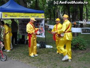 [P07] Activisti Falun Gong » foto by marimag
 - 
<span class="allrVoted glyphicon glyphicon-heart hidden" id="av665490"></span>
<a class="m-l-10 hidden" id="sv665490" onclick="voting_Foto_DelVot(,665490,5834)" role="button">șterge vot <span class="glyphicon glyphicon-remove"></span></a>
<a id="v9665490" class=" c-red"  onclick="voting_Foto_SetVot(665490)" role="button"><span class="glyphicon glyphicon-heart-empty"></span> <b>LIKE</b> = Votează poza</a> <img class="hidden"  id="f665490W9" src="/imagini/loader.gif" border="0" /><span class="AjErrMes hidden" id="e665490ErM"></span>