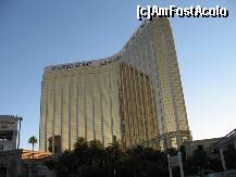 [P17] Mandalay Bay de aproape. Parea poleit cu aur. » foto by ramonav23
 - 
<span class="allrVoted glyphicon glyphicon-heart hidden" id="av177936"></span>
<a class="m-l-10 hidden" id="sv177936" onclick="voting_Foto_DelVot(,177936,5857)" role="button">șterge vot <span class="glyphicon glyphicon-remove"></span></a>
<a id="v9177936" class=" c-red"  onclick="voting_Foto_SetVot(177936)" role="button"><span class="glyphicon glyphicon-heart-empty"></span> <b>LIKE</b> = Votează poza</a> <img class="hidden"  id="f177936W9" src="/imagini/loader.gif" border="0" /><span class="AjErrMes hidden" id="e177936ErM"></span>