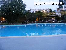 [P04] piscina seara.
la etaj este restaurantul cu gratare » foto by mparaschiv
 - 
<span class="allrVoted glyphicon glyphicon-heart hidden" id="av81136"></span>
<a class="m-l-10 hidden" id="sv81136" onclick="voting_Foto_DelVot(,81136,5871)" role="button">șterge vot <span class="glyphicon glyphicon-remove"></span></a>
<a id="v981136" class=" c-red"  onclick="voting_Foto_SetVot(81136)" role="button"><span class="glyphicon glyphicon-heart-empty"></span> <b>LIKE</b> = Votează poza</a> <img class="hidden"  id="f81136W9" src="/imagini/loader.gif" border="0" /><span class="AjErrMes hidden" id="e81136ErM"></span>