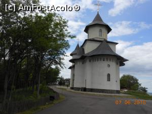 [P16] Movila lui Burcel - Biserica de zid, vedere dinspre est.  » foto by iulianic
 - 
<span class="allrVoted glyphicon glyphicon-heart hidden" id="av750621"></span>
<a class="m-l-10 hidden" id="sv750621" onclick="voting_Foto_DelVot(,750621,5873)" role="button">șterge vot <span class="glyphicon glyphicon-remove"></span></a>
<a id="v9750621" class=" c-red"  onclick="voting_Foto_SetVot(750621)" role="button"><span class="glyphicon glyphicon-heart-empty"></span> <b>LIKE</b> = Votează poza</a> <img class="hidden"  id="f750621W9" src="/imagini/loader.gif" border="0" /><span class="AjErrMes hidden" id="e750621ErM"></span>