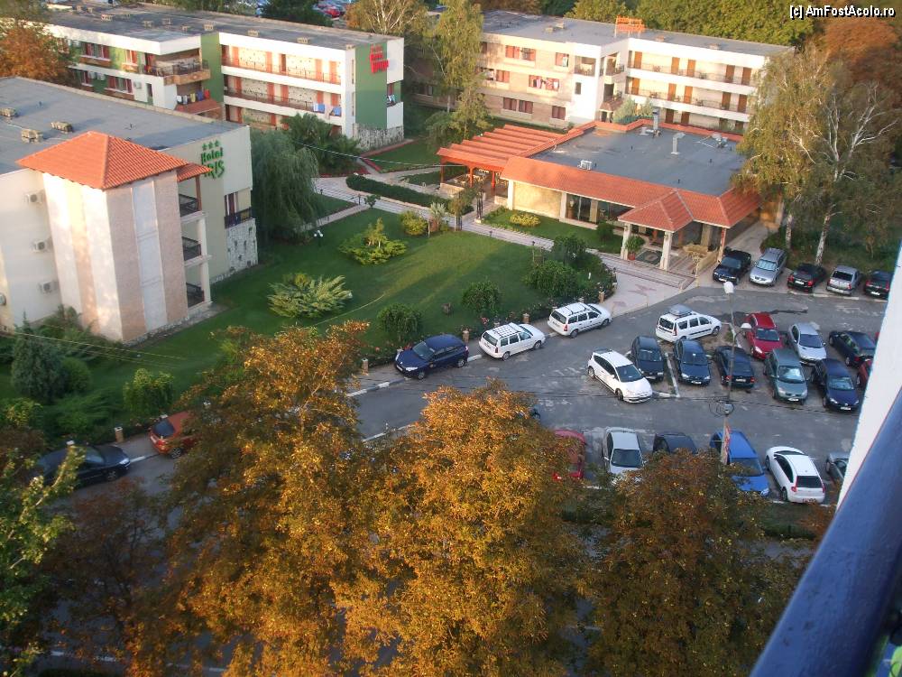 [P88] vedere spre cele trei hoteluri din dreapta noastra (a balconului): iris, nalba si mimoza!  » foto by bigu_2006_rapid
 - 
<span class="allrVoted glyphicon glyphicon-heart hidden" id="av359512"></span>
<a class="m-l-10 hidden" id="sv359512" onclick="voting_Foto_DelVot(,359512,5878)" role="button">șterge vot <span class="glyphicon glyphicon-remove"></span></a>
<a id="v9359512" class=" c-red"  onclick="voting_Foto_SetVot(359512)" role="button"><span class="glyphicon glyphicon-heart-empty"></span> <b>LIKE</b> = Votează poza</a> <img class="hidden"  id="f359512W9" src="/imagini/loader.gif" border="0" /><span class="AjErrMes hidden" id="e359512ErM"></span>