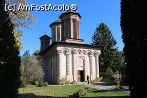 [P28] Mănăstirea Snagov, Biserica Intrarea în Biserică a Maicii Domnului , grandioasă, se văd coloanele Pridvorului care între timp a fost zidit » foto by mprofeanu
 - 
<span class="allrVoted glyphicon glyphicon-heart hidden" id="av1207059"></span>
<a class="m-l-10 hidden" id="sv1207059" onclick="voting_Foto_DelVot(,1207059,5894)" role="button">șterge vot <span class="glyphicon glyphicon-remove"></span></a>
<a id="v91207059" class=" c-red"  onclick="voting_Foto_SetVot(1207059)" role="button"><span class="glyphicon glyphicon-heart-empty"></span> <b>LIKE</b> = Votează poza</a> <img class="hidden"  id="f1207059W9" src="/imagini/loader.gif" border="0" /><span class="AjErrMes hidden" id="e1207059ErM"></span>