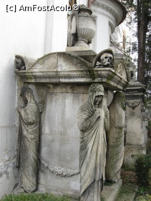 [P09] Monumentul funerar al domnitorului Grigore Dimitrie Ghica (1835).  » foto by tata123 🔱
 - 
<span class="allrVoted glyphicon glyphicon-heart hidden" id="av958045"></span>
<a class="m-l-10 hidden" id="sv958045" onclick="voting_Foto_DelVot(,958045,5894)" role="button">șterge vot <span class="glyphicon glyphicon-remove"></span></a>
<a id="v9958045" class=" c-red"  onclick="voting_Foto_SetVot(958045)" role="button"><span class="glyphicon glyphicon-heart-empty"></span> <b>LIKE</b> = Votează poza</a> <img class="hidden"  id="f958045W9" src="/imagini/loader.gif" border="0" /><span class="AjErrMes hidden" id="e958045ErM"></span>