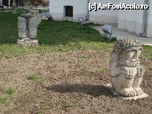 [P06] Alte sculpturi realizate în piatră; în partea dreaptă a imaginii se află sculptura denumită ”Înțeleptul”.  » foto by Floryn81
 - 
<span class="allrVoted glyphicon glyphicon-heart hidden" id="av413142"></span>
<a class="m-l-10 hidden" id="sv413142" onclick="voting_Foto_DelVot(,413142,5899)" role="button">șterge vot <span class="glyphicon glyphicon-remove"></span></a>
<a id="v9413142" class=" c-red"  onclick="voting_Foto_SetVot(413142)" role="button"><span class="glyphicon glyphicon-heart-empty"></span> <b>LIKE</b> = Votează poza</a> <img class="hidden"  id="f413142W9" src="/imagini/loader.gif" border="0" /><span class="AjErrMes hidden" id="e413142ErM"></span>