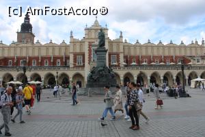 [P62] Kraków, Rynek Główny, Sukiennice – Hala Postăvarilor cu Pomnik Adama Mickiewicza -  Statuia lui Adam Mickiewicz » foto by mprofeanu
 - 
<span class="allrVoted glyphicon glyphicon-heart hidden" id="av1337690"></span>
<a class="m-l-10 hidden" id="sv1337690" onclick="voting_Foto_DelVot(,1337690,5995)" role="button">șterge vot <span class="glyphicon glyphicon-remove"></span></a>
<a id="v91337690" class=" c-red"  onclick="voting_Foto_SetVot(1337690)" role="button"><span class="glyphicon glyphicon-heart-empty"></span> <b>LIKE</b> = Votează poza</a> <img class="hidden"  id="f1337690W9" src="/imagini/loader.gif" border="0" /><span class="AjErrMes hidden" id="e1337690ErM"></span>