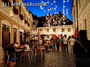 [P15] Seara în centrul vechi din Cluj (în plan îndepărtat, Casa Matei Corvin, iar în stânga, o parte din terasa de la Bistro Viena) » foto by crismis
 - 
<span class="allrVoted glyphicon glyphicon-heart hidden" id="av1325562"></span>
<a class="m-l-10 hidden" id="sv1325562" onclick="voting_Foto_DelVot(,1325562,6063)" role="button">șterge vot <span class="glyphicon glyphicon-remove"></span></a>
<a id="v91325562" class=" c-red"  onclick="voting_Foto_SetVot(1325562)" role="button"><span class="glyphicon glyphicon-heart-empty"></span> <b>LIKE</b> = Votează poza</a> <img class="hidden"  id="f1325562W9" src="/imagini/loader.gif" border="0" /><span class="AjErrMes hidden" id="e1325562ErM"></span>