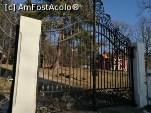 [P53] La poarta Domeniului Știrbei din apropierea Dărmăneștiului » foto by crismis
 - 
<span class="allrVoted glyphicon glyphicon-heart hidden" id="av826556"></span>
<a class="m-l-10 hidden" id="sv826556" onclick="voting_Foto_DelVot(,826556,6086)" role="button">șterge vot <span class="glyphicon glyphicon-remove"></span></a>
<a id="v9826556" class=" c-red"  onclick="voting_Foto_SetVot(826556)" role="button"><span class="glyphicon glyphicon-heart-empty"></span> <b>LIKE</b> = Votează poza</a> <img class="hidden"  id="f826556W9" src="/imagini/loader.gif" border="0" /><span class="AjErrMes hidden" id="e826556ErM"></span>
