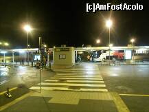 [P05] Cum iesim din aeroport in dreapta, statia de autobuze. De la ghereta din centru am cumparat bilete. Autobuzul care astepta era cel ce mergea spre Barcelona. Al nostru inca nu venise. » foto by TraianS
 - 
<span class="allrVoted glyphicon glyphicon-heart hidden" id="av275580"></span>
<a class="m-l-10 hidden" id="sv275580" onclick="voting_Foto_DelVot(,275580,6115)" role="button">șterge vot <span class="glyphicon glyphicon-remove"></span></a>
<a id="v9275580" class=" c-red"  onclick="voting_Foto_SetVot(275580)" role="button"><span class="glyphicon glyphicon-heart-empty"></span> <b>LIKE</b> = Votează poza</a> <img class="hidden"  id="f275580W9" src="/imagini/loader.gif" border="0" /><span class="AjErrMes hidden" id="e275580ErM"></span>