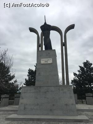 [P01] Statuia Victoriei de la Tișița. <p> Pe vremuri, erau patru versuri:<p> ” Pe-aicea nu se trece<p> Căci este-al meu consemn<p> de care se-nfioară<p> trufașul Makensen! ”<p> Da, sunt mândru că-s român!  » foto by Yersinia Pestis
 - 
<span class="allrVoted glyphicon glyphicon-heart hidden" id="av960492"></span>
<a class="m-l-10 hidden" id="sv960492" onclick="voting_Foto_DelVot(,960492,6159)" role="button">șterge vot <span class="glyphicon glyphicon-remove"></span></a>
<a id="v9960492" class=" c-red"  onclick="voting_Foto_SetVot(960492)" role="button"><span class="glyphicon glyphicon-heart-empty"></span> <b>LIKE</b> = Votează poza</a> <img class="hidden"  id="f960492W9" src="/imagini/loader.gif" border="0" /><span class="AjErrMes hidden" id="e960492ErM"></span>