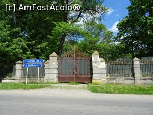 [P08] Poarta domeniului Callimachi-Văcărescu, Mănești. » foto by tata123 🔱
 - 
<span class="allrVoted glyphicon glyphicon-heart hidden" id="av1227422"></span>
<a class="m-l-10 hidden" id="sv1227422" onclick="voting_Foto_DelVot(,1227422,6204)" role="button">șterge vot <span class="glyphicon glyphicon-remove"></span></a>
<a id="v91227422" class=" c-red"  onclick="voting_Foto_SetVot(1227422)" role="button"><span class="glyphicon glyphicon-heart-empty"></span> <b>LIKE</b> = Votează poza</a> <img class="hidden"  id="f1227422W9" src="/imagini/loader.gif" border="0" /><span class="AjErrMes hidden" id="e1227422ErM"></span>