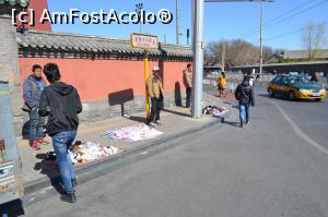 [P24] vanzatori ambulanti din fata Drum Tower » foto by AZE
 - 
<span class="allrVoted glyphicon glyphicon-heart hidden" id="av846866"></span>
<a class="m-l-10 hidden" id="sv846866" onclick="voting_Foto_DelVot(,846866,6234)" role="button">șterge vot <span class="glyphicon glyphicon-remove"></span></a>
<a id="v9846866" class=" c-red"  onclick="voting_Foto_SetVot(846866)" role="button"><span class="glyphicon glyphicon-heart-empty"></span> <b>LIKE</b> = Votează poza</a> <img class="hidden"  id="f846866W9" src="/imagini/loader.gif" border="0" /><span class="AjErrMes hidden" id="e846866ErM"></span>
