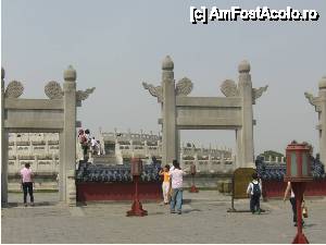 [P04] Poarta in spatele careia se afla “The Circular Mound Altar” - Movila Altarului Circular » foto by cdiana
 - 
<span class="allrVoted glyphicon glyphicon-heart hidden" id="av477477"></span>
<a class="m-l-10 hidden" id="sv477477" onclick="voting_Foto_DelVot(,477477,6234)" role="button">șterge vot <span class="glyphicon glyphicon-remove"></span></a>
<a id="v9477477" class=" c-red"  onclick="voting_Foto_SetVot(477477)" role="button"><span class="glyphicon glyphicon-heart-empty"></span> <b>LIKE</b> = Votează poza</a> <img class="hidden"  id="f477477W9" src="/imagini/loader.gif" border="0" /><span class="AjErrMes hidden" id="e477477ErM"></span>