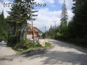 [P05] Vila nr. 9 Tușnad 1 văzută de la intrarea pe drumul secundar. Vila se află în apropiere de zona centrală a stațiunii, cam la 15 minute de mers pe jos de lacul Roșu.  » foto by Floryn81
 - 
<span class="allrVoted glyphicon glyphicon-heart hidden" id="av737242"></span>
<a class="m-l-10 hidden" id="sv737242" onclick="voting_Foto_DelVot(,737242,6265)" role="button">șterge vot <span class="glyphicon glyphicon-remove"></span></a>
<a id="v9737242" class=" c-red"  onclick="voting_Foto_SetVot(737242)" role="button"><span class="glyphicon glyphicon-heart-empty"></span> <b>LIKE</b> = Votează poza</a> <img class="hidden"  id="f737242W9" src="/imagini/loader.gif" border="0" /><span class="AjErrMes hidden" id="e737242ErM"></span>