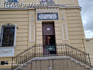 [P01] 01. Vedere din exterior și intrarea în muzeul  „Colecția istorică a Farmaciei Rodia”.
 » foto by doinafil
 - 
<span class="allrVoted glyphicon glyphicon-heart hidden" id="av1531596"></span>
<a class="m-l-10 hidden" id="sv1531596" onclick="voting_Foto_DelVot(,1531596,6275)" role="button">șterge vot <span class="glyphicon glyphicon-remove"></span></a>
<a id="v91531596" class=" c-red"  onclick="voting_Foto_SetVot(1531596)" role="button"><span class="glyphicon glyphicon-heart-empty"></span> <b>LIKE</b> = Votează poza</a> <img class="hidden"  id="f1531596W9" src="/imagini/loader.gif" border="0" /><span class="AjErrMes hidden" id="e1531596ErM"></span>