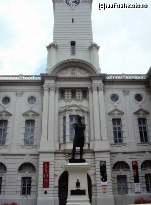 [P24] Victoria Theatre şi altă statuie a lui Sir Raffles » foto by Carmen Ion
 - 
<span class="allrVoted glyphicon glyphicon-heart hidden" id="av588973"></span>
<a class="m-l-10 hidden" id="sv588973" onclick="voting_Foto_DelVot(,588973,6314)" role="button">șterge vot <span class="glyphicon glyphicon-remove"></span></a>
<a id="v9588973" class=" c-red"  onclick="voting_Foto_SetVot(588973)" role="button"><span class="glyphicon glyphicon-heart-empty"></span> <b>LIKE</b> = Votează poza</a> <img class="hidden"  id="f588973W9" src="/imagini/loader.gif" border="0" /><span class="AjErrMes hidden" id="e588973ErM"></span>