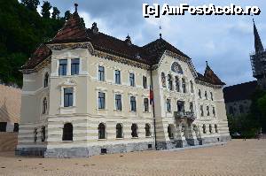 P13 [AUG-2013] Vaduz, Liechtenstein. Pietonalul central, Regierungsgebäude Vaduz, Clădirea Guvernului