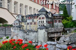 P06 [AUG-2013] Vaduz, Liechtenstein. Macheta Schloss Vaduz amplasată în Central Plaza Turist, lângă clădirea Primăriei