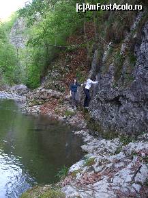 P06 [JUL-2010] se observa in partea inferioara a stancilor niste ,trepti ajutatoare din fier care te ajutau sa te deplasezi fara sa intri in apa