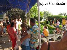 [P18] Lumea asteptand sa ia pranzul in fata restaurantului » foto by ldogaru
 - 
<span class="allrVoted glyphicon glyphicon-heart hidden" id="av191656"></span>
<a class="m-l-10 hidden" id="sv191656" onclick="voting_Foto_DelVot(,191656,6610)" role="button">șterge vot <span class="glyphicon glyphicon-remove"></span></a>
<a id="v9191656" class=" c-red"  onclick="voting_Foto_SetVot(191656)" role="button"><span class="glyphicon glyphicon-heart-empty"></span> <b>LIKE</b> = Votează poza</a> <img class="hidden"  id="f191656W9" src="/imagini/loader.gif" border="0" /><span class="AjErrMes hidden" id="e191656ErM"></span>