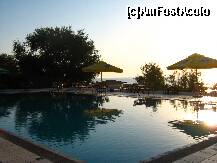 [P07] Piscina hotelului vazuta la rasarit » foto by ldogaru
 - 
<span class="allrVoted glyphicon glyphicon-heart hidden" id="av191645"></span>
<a class="m-l-10 hidden" id="sv191645" onclick="voting_Foto_DelVot(,191645,6610)" role="button">șterge vot <span class="glyphicon glyphicon-remove"></span></a>
<a id="v9191645" class=" c-red"  onclick="voting_Foto_SetVot(191645)" role="button"><span class="glyphicon glyphicon-heart-empty"></span> <b>LIKE</b> = Votează poza</a> <img class="hidden"  id="f191645W9" src="/imagini/loader.gif" border="0" /><span class="AjErrMes hidden" id="e191645ErM"></span>