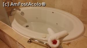 P24 [OCT-2015] Alte două săptămâni în Paradis - cada cu duş şi jacuzzi din baie