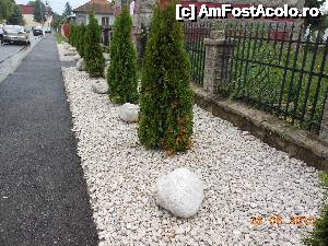 [P17] Şerbăneşti - Trovanţi decorativi în faţa turnului clopotniţă.  » foto by iulianic
 - 
<span class="allrVoted glyphicon glyphicon-heart hidden" id="av635997"></span>
<a class="m-l-10 hidden" id="sv635997" onclick="voting_Foto_DelVot(,635997,6734)" role="button">șterge vot <span class="glyphicon glyphicon-remove"></span></a>
<a id="v9635997" class=" c-red"  onclick="voting_Foto_SetVot(635997)" role="button"><span class="glyphicon glyphicon-heart-empty"></span> <b>LIKE</b> = Votează poza</a> <img class="hidden"  id="f635997W9" src="/imagini/loader.gif" border="0" /><span class="AjErrMes hidden" id="e635997ErM"></span>