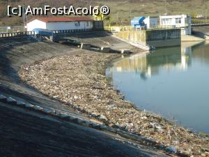 [P08] Barajul de pe raul Ialomita si lacul de acumulare... plin de gunoaie aruncate de riverani si necuratate de SEGA desi sediul intreprinderii cu sarcini de intretinere este la baza barajului » foto by VOIAJ
 - 
<span class="allrVoted glyphicon glyphicon-heart hidden" id="av924556"></span>
<a class="m-l-10 hidden" id="sv924556" onclick="voting_Foto_DelVot(,924556,6734)" role="button">șterge vot <span class="glyphicon glyphicon-remove"></span></a>
<a id="v9924556" class=" c-red"  onclick="voting_Foto_SetVot(924556)" role="button"><span class="glyphicon glyphicon-heart-empty"></span> <b>LIKE</b> = Votează poza</a> <img class="hidden"  id="f924556W9" src="/imagini/loader.gif" border="0" /><span class="AjErrMes hidden" id="e924556ErM"></span>