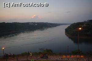 [P49] Aici raul Iguazu se varsa in fluviul Parana. In dreapta Brazilia, in stanga Paraguay, noi fotografiem din Argentina.  » foto by Pușcașu Marin
 - 
<span class="allrVoted glyphicon glyphicon-heart hidden" id="av926344"></span>
<a class="m-l-10 hidden" id="sv926344" onclick="voting_Foto_DelVot(,926344,6751)" role="button">șterge vot <span class="glyphicon glyphicon-remove"></span></a>
<a id="v9926344" class=" c-red"  onclick="voting_Foto_SetVot(926344)" role="button"><span class="glyphicon glyphicon-heart-empty"></span> <b>LIKE</b> = Votează poza</a> <img class="hidden"  id="f926344W9" src="/imagini/loader.gif" border="0" /><span class="AjErrMes hidden" id="e926344ErM"></span>