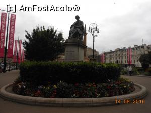 [P41] Glasgow - În Piața Primăriei.  » foto by iulianic
 - 
<span class="allrVoted glyphicon glyphicon-heart hidden" id="av849912"></span>
<a class="m-l-10 hidden" id="sv849912" onclick="voting_Foto_DelVot(,849912,6898)" role="button">șterge vot <span class="glyphicon glyphicon-remove"></span></a>
<a id="v9849912" class=" c-red"  onclick="voting_Foto_SetVot(849912)" role="button"><span class="glyphicon glyphicon-heart-empty"></span> <b>LIKE</b> = Votează poza</a> <img class="hidden"  id="f849912W9" src="/imagini/loader.gif" border="0" /><span class="AjErrMes hidden" id="e849912ErM"></span>