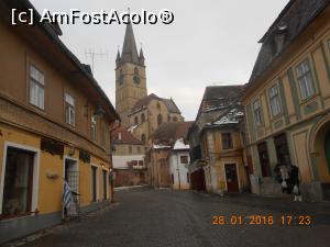 [P01] Piața unde se află Taverna Akropolis. În fundal se vede turnul Bisericii Evanghelice.  » foto by Rodel
 - 
<span class="allrVoted glyphicon glyphicon-heart hidden" id="av716622"></span>
<a class="m-l-10 hidden" id="sv716622" onclick="voting_Foto_DelVot(,716622,6927)" role="button">șterge vot <span class="glyphicon glyphicon-remove"></span></a>
<a id="v9716622" class=" c-red"  onclick="voting_Foto_SetVot(716622)" role="button"><span class="glyphicon glyphicon-heart-empty"></span> <b>LIKE</b> = Votează poza</a> <img class="hidden"  id="f716622W9" src="/imagini/loader.gif" border="0" /><span class="AjErrMes hidden" id="e716622ErM"></span>