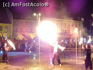 [P10] Flăcări în timpul Festivalului Medieval „Cetăți Transilvane” (trupa Crispus).  » foto by tata123 🔱
 - 
<span class="allrVoted glyphicon glyphicon-heart hidden" id="av900240"></span>
<a class="m-l-10 hidden" id="sv900240" onclick="voting_Foto_DelVot(,900240,6927)" role="button">șterge vot <span class="glyphicon glyphicon-remove"></span></a>
<a id="v9900240" class=" c-red"  onclick="voting_Foto_SetVot(900240)" role="button"><span class="glyphicon glyphicon-heart-empty"></span> <b>LIKE</b> = Votează poza</a> <img class="hidden"  id="f900240W9" src="/imagini/loader.gif" border="0" /><span class="AjErrMes hidden" id="e900240ErM"></span>