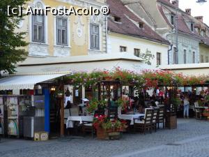 [P03] Terasa exterioară (și automatele de înghețată) - Restaurant „Casa Frieda” - Sibiu.  » foto by tata123 🔱
 - 
<span class="allrVoted glyphicon glyphicon-heart hidden" id="av900230"></span>
<a class="m-l-10 hidden" id="sv900230" onclick="voting_Foto_DelVot(,900230,6927)" role="button">șterge vot <span class="glyphicon glyphicon-remove"></span></a>
<a id="v9900230" class=" c-red"  onclick="voting_Foto_SetVot(900230)" role="button"><span class="glyphicon glyphicon-heart-empty"></span> <b>LIKE</b> = Votează poza</a> <img class="hidden"  id="f900230W9" src="/imagini/loader.gif" border="0" /><span class="AjErrMes hidden" id="e900230ErM"></span>