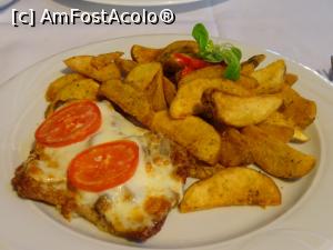 [P05] Cotlet gratinat cu cartofi aurii - Restaurant „Casa Frieda” - Sibiu.  » foto by tata123 🔱
 - 
<span class="allrVoted glyphicon glyphicon-heart hidden" id="av900232"></span>
<a class="m-l-10 hidden" id="sv900232" onclick="voting_Foto_DelVot(,900232,6927)" role="button">șterge vot <span class="glyphicon glyphicon-remove"></span></a>
<a id="v9900232" class=" c-red"  onclick="voting_Foto_SetVot(900232)" role="button"><span class="glyphicon glyphicon-heart-empty"></span> <b>LIKE</b> = Votează poza</a> <img class="hidden"  id="f900232W9" src="/imagini/loader.gif" border="0" /><span class="AjErrMes hidden" id="e900232ErM"></span>