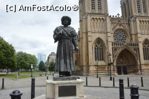 [P08] O statuie a reginei Victoria din oraşul Bristol, Anglia.  » foto by traian.leuca †
 - 
<span class="allrVoted glyphicon glyphicon-heart hidden" id="av922500"></span>
<a class="m-l-10 hidden" id="sv922500" onclick="voting_Foto_DelVot(,922500,6989)" role="button">șterge vot <span class="glyphicon glyphicon-remove"></span></a>
<a id="v9922500" class=" c-red"  onclick="voting_Foto_SetVot(922500)" role="button"><span class="glyphicon glyphicon-heart-empty"></span> <b>LIKE</b> = Votează poza</a> <img class="hidden"  id="f922500W9" src="/imagini/loader.gif" border="0" /><span class="AjErrMes hidden" id="e922500ErM"></span>