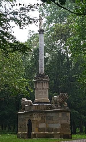 [P03] [size= 12.0pt; font-family: 'Times New Roman','serif']Coloana cavalerului este ultima constructie pe care am gasit-o inainte de a ajunge la Castelul Franzensburg. Imparatul Franz al II-lea a construit acest monument pentru a glorifica virtutile cavaleresti. Aceasta are o baza puternica cu doi lei uriasi, deasupra carora se inalta o coloana zvelta, in varful careia sta un cavaler.[/size] » foto by geani anto
 - 
<span class="allrVoted glyphicon glyphicon-heart hidden" id="av1406137"></span>
<a class="m-l-10 hidden" id="sv1406137" onclick="voting_Foto_DelVot(,1406137,7068)" role="button">șterge vot <span class="glyphicon glyphicon-remove"></span></a>
<a id="v91406137" class=" c-red"  onclick="voting_Foto_SetVot(1406137)" role="button"><span class="glyphicon glyphicon-heart-empty"></span> <b>LIKE</b> = Votează poza</a> <img class="hidden"  id="f1406137W9" src="/imagini/loader.gif" border="0" /><span class="AjErrMes hidden" id="e1406137ErM"></span>