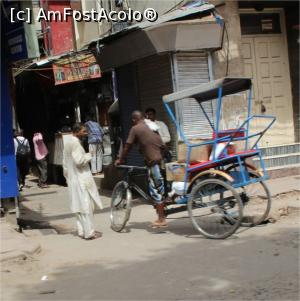 [P05] Negocierea unui transport cu ricșa.  » foto by glcitizen
 - 
<span class="allrVoted glyphicon glyphicon-heart hidden" id="av858071"></span>
<a class="m-l-10 hidden" id="sv858071" onclick="voting_Foto_DelVot(,858071,7091)" role="button">șterge vot <span class="glyphicon glyphicon-remove"></span></a>
<a id="v9858071" class=" c-red"  onclick="voting_Foto_SetVot(858071)" role="button"><span class="glyphicon glyphicon-heart-empty"></span> <b>LIKE</b> = Votează poza</a> <img class="hidden"  id="f858071W9" src="/imagini/loader.gif" border="0" /><span class="AjErrMes hidden" id="e858071ErM"></span>