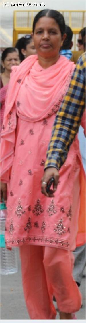 [P12] Sari clasic, șalvari și dupatta, cu motive indiene.  » foto by glcitizen
 - 
<span class="allrVoted glyphicon glyphicon-heart hidden" id="av870369"></span>
<a class="m-l-10 hidden" id="sv870369" onclick="voting_Foto_DelVot(,870369,7091)" role="button">șterge vot <span class="glyphicon glyphicon-remove"></span></a>
<a id="v9870369" class=" c-red"  onclick="voting_Foto_SetVot(870369)" role="button"><span class="glyphicon glyphicon-heart-empty"></span> <b>LIKE</b> = Votează poza</a> <img class="hidden"  id="f870369W9" src="/imagini/loader.gif" border="0" /><span class="AjErrMes hidden" id="e870369ErM"></span>