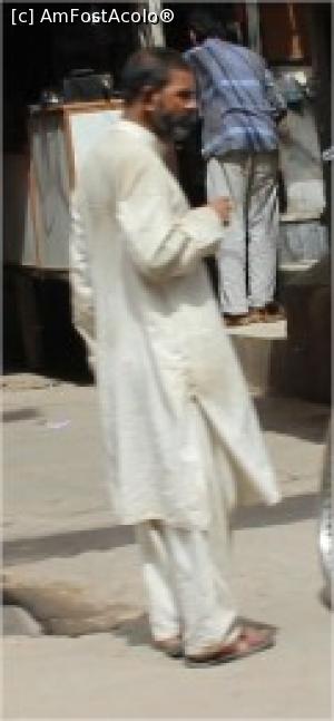 [P02] O cămașă tradițională din bumbac, numită lungi și un soi de șalvari numit churidar.  » foto by glcitizen
 - 
<span class="allrVoted glyphicon glyphicon-heart hidden" id="av870359"></span>
<a class="m-l-10 hidden" id="sv870359" onclick="voting_Foto_DelVot(,870359,7091)" role="button">șterge vot <span class="glyphicon glyphicon-remove"></span></a>
<a id="v9870359" class=" c-red"  onclick="voting_Foto_SetVot(870359)" role="button"><span class="glyphicon glyphicon-heart-empty"></span> <b>LIKE</b> = Votează poza</a> <img class="hidden"  id="f870359W9" src="/imagini/loader.gif" border="0" /><span class="AjErrMes hidden" id="e870359ErM"></span>