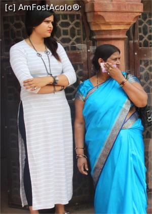 [P26] O rochie lungă europeană și o lehenga indiană protejată de un sari cu tiv.  » foto by glcitizen
 - 
<span class="allrVoted glyphicon glyphicon-heart hidden" id="av870389"></span>
<a class="m-l-10 hidden" id="sv870389" onclick="voting_Foto_DelVot(,870389,7091)" role="button">șterge vot <span class="glyphicon glyphicon-remove"></span></a>
<a id="v9870389" class=" c-red"  onclick="voting_Foto_SetVot(870389)" role="button"><span class="glyphicon glyphicon-heart-empty"></span> <b>LIKE</b> = Votează poza</a> <img class="hidden"  id="f870389W9" src="/imagini/loader.gif" border="0" /><span class="AjErrMes hidden" id="e870389ErM"></span>