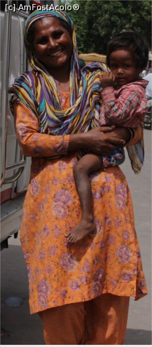 [P06] Sari, lehenga și șalvari, o notă de bun gust la o femeie săracă. » foto by glcitizen
 - 
<span class="allrVoted glyphicon glyphicon-heart hidden" id="av870363"></span>
<a class="m-l-10 hidden" id="sv870363" onclick="voting_Foto_DelVot(,870363,7091)" role="button">șterge vot <span class="glyphicon glyphicon-remove"></span></a>
<a id="v9870363" class=" c-red"  onclick="voting_Foto_SetVot(870363)" role="button"><span class="glyphicon glyphicon-heart-empty"></span> <b>LIKE</b> = Votează poza</a> <img class="hidden"  id="f870363W9" src="/imagini/loader.gif" border="0" /><span class="AjErrMes hidden" id="e870363ErM"></span>