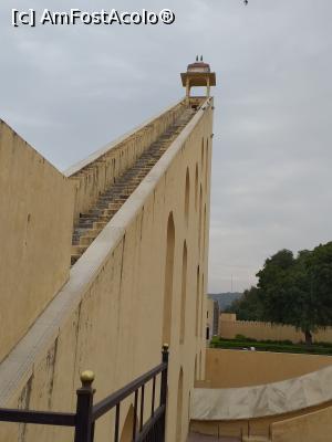 [P17] Samrat Yantra, sunt scari de urcat în vârf dar poarta de acces e închisa. Umbra se deplaseaza pe arcul de cerc indicând ora locala.  » foto by Yolanda
 - 
<span class="allrVoted glyphicon glyphicon-heart hidden" id="av1143131"></span>
<a class="m-l-10 hidden" id="sv1143131" onclick="voting_Foto_DelVot(,1143131,7099)" role="button">șterge vot <span class="glyphicon glyphicon-remove"></span></a>
<a id="v91143131" class=" c-red"  onclick="voting_Foto_SetVot(1143131)" role="button"><span class="glyphicon glyphicon-heart-empty"></span> <b>LIKE</b> = Votează poza</a> <img class="hidden"  id="f1143131W9" src="/imagini/loader.gif" border="0" /><span class="AjErrMes hidden" id="e1143131ErM"></span>