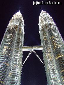 [P05] Petronas Towers by night » foto by annaga
 - 
<span class="allrVoted glyphicon glyphicon-heart hidden" id="av121831"></span>
<a class="m-l-10 hidden" id="sv121831" onclick="voting_Foto_DelVot(,121831,7116)" role="button">șterge vot <span class="glyphicon glyphicon-remove"></span></a>
<a id="v9121831" class=" c-red"  onclick="voting_Foto_SetVot(121831)" role="button"><span class="glyphicon glyphicon-heart-empty"></span> <b>LIKE</b> = Votează poza</a> <img class="hidden"  id="f121831W9" src="/imagini/loader.gif" border="0" /><span class="AjErrMes hidden" id="e121831ErM"></span>