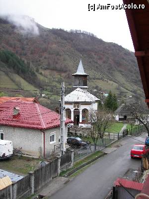 [P08] Biserica nouă din Ciunget şi în fundal o parte din peisajul frumos al zonei, fotografie făcută de la balconul vilei Remmar.  » foto by bose
 - 
<span class="allrVoted glyphicon glyphicon-heart hidden" id="av348935"></span>
<a class="m-l-10 hidden" id="sv348935" onclick="voting_Foto_DelVot(,348935,7173)" role="button">șterge vot <span class="glyphicon glyphicon-remove"></span></a>
<a id="v9348935" class=" c-red"  onclick="voting_Foto_SetVot(348935)" role="button"><span class="glyphicon glyphicon-heart-empty"></span> <b>LIKE</b> = Votează poza</a> <img class="hidden"  id="f348935W9" src="/imagini/loader.gif" border="0" /><span class="AjErrMes hidden" id="e348935ErM"></span>