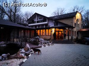 [P01] Popas Dumbrăvița; parterul luminat e ocupat de restaurant; în stânga se află o terasă acoperită, închisă la data vizitei noastre » foto by crismis
 - 
<span class="allrVoted glyphicon glyphicon-heart hidden" id="av1220321"></span>
<a class="m-l-10 hidden" id="sv1220321" onclick="voting_Foto_DelVot(,1220321,7257)" role="button">șterge vot <span class="glyphicon glyphicon-remove"></span></a>
<a id="v91220321" class=" c-red"  onclick="voting_Foto_SetVot(1220321)" role="button"><span class="glyphicon glyphicon-heart-empty"></span> <b>LIKE</b> = Votează poza</a> <img class="hidden"  id="f1220321W9" src="/imagini/loader.gif" border="0" /><span class="AjErrMes hidden" id="e1220321ErM"></span>