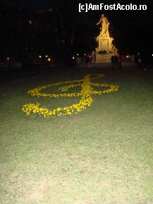 [P08] Statuia lui Mozart seara » foto by Traveller
 - 
<span class="allrVoted glyphicon glyphicon-heart hidden" id="av60145"></span>
<a class="m-l-10 hidden" id="sv60145" onclick="voting_Foto_DelVot(,60145,7265)" role="button">șterge vot <span class="glyphicon glyphicon-remove"></span></a>
<a id="v960145" class=" c-red"  onclick="voting_Foto_SetVot(60145)" role="button"><span class="glyphicon glyphicon-heart-empty"></span> <b>LIKE</b> = Votează poza</a> <img class="hidden"  id="f60145W9" src="/imagini/loader.gif" border="0" /><span class="AjErrMes hidden" id="e60145ErM"></span>